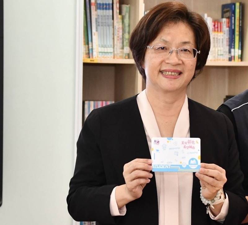 ▲彰化縣長王惠美宣布全縣212所中小學全面啟用數位學生證。（記者林明佑翻攝）